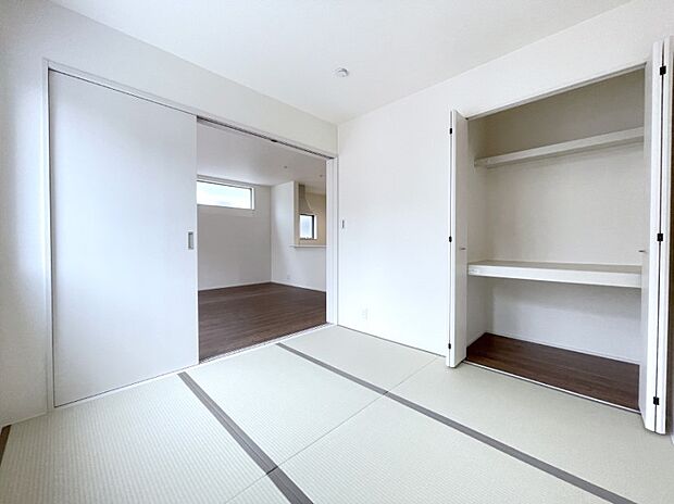 【和室】柔らかい畳の空間は、お子様の遊び場や来客時のおもてなしの場所として重宝します。 