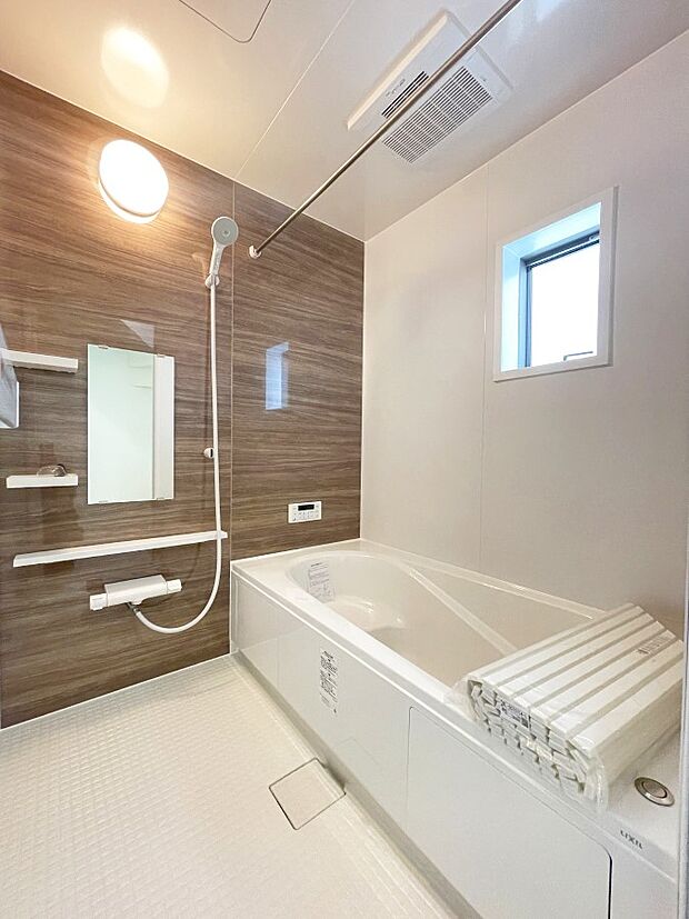 【浴室】落ち着いた色合いの壁面、ゆっくりゆったり寛げるバスルーム。 