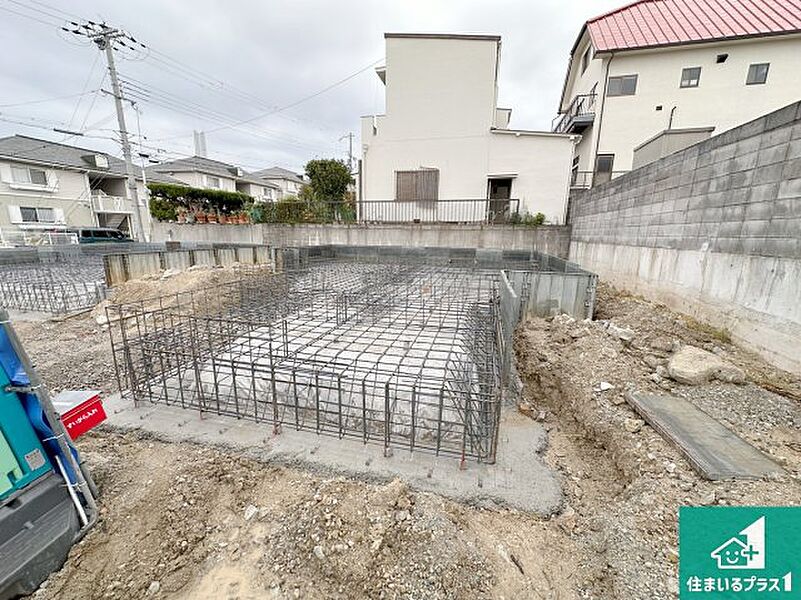 周辺は落ち着いた街並みの住宅地！子育てがしやすい住環境です！まだ未完成ですが、現地でしかわからない事もございます。是非一度ご覧ください。