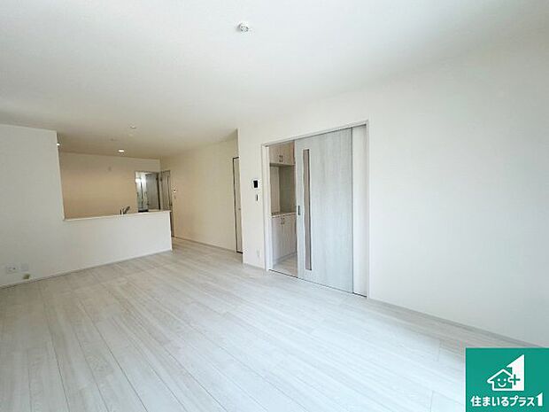 シンプルなリビングは、観葉植物等のインテリアを楽しめますね!パパ好みにも、ママ好みにも家具次第で雰囲気を変えることができます!