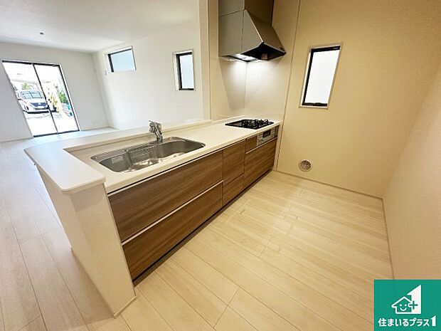 リビングと統一感があり、使い勝手のいいキッチン。広々としているので、二人並んで作業が出来ちゃいます。お子様と一緒に色々なお料理に挑戦できるスペースがあります。