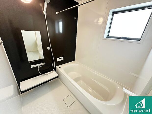 足をゆったり伸ばして寛げる浴槽です。窓が設けられていますので差し込む光が明るく穏やかな雰囲気にしてくれます♪浴室乾燥機も設置しているので、雨の日の洗濯物も安心です♪