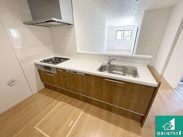 リビングと統一感があり、使い勝手のいいキッチン。広々としているので、二人並んで作業が出来ちゃいます。お子様と一緒に色々なお料理に挑戦できるスペースがあります。