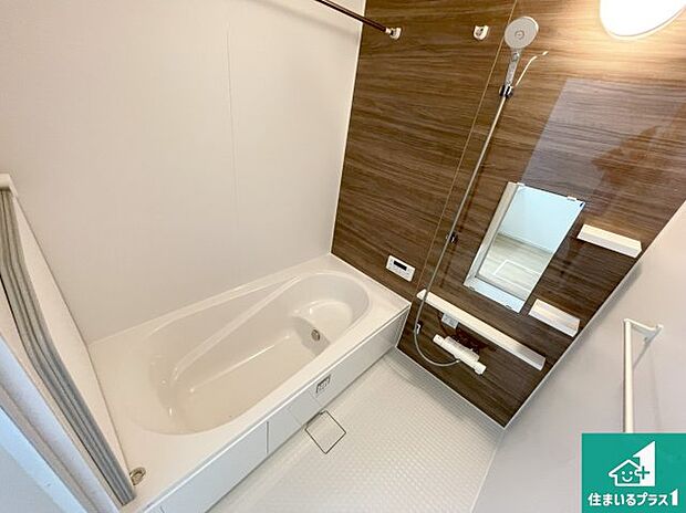 足をゆったり伸ばして寛げる浴槽です。窓が設けられていますので差し込む光が明るく穏やかな雰囲気にしてくれます♪浴室乾燥機も設置しているので、雨の日の洗濯物も安心です♪