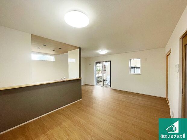 日当たり良好の明るいリビングで朝の目覚めもスッキリできそう！対面キッチンでご家族のコミュニケーションも自然と増える設計！小さなお子様が遊ぶスペースを作っても広々とくつろげるLDK！