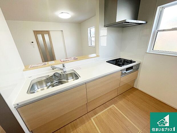 リビングと統一感があり、使い勝手のいいキッチン。広々としているので、二人並んで作業が出来ちゃいます。お子様と一緒に色々なお料理に挑戦できるスペースがあります。