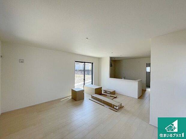 シンプルなリビングは、観葉植物等のインテリアを楽しめますね!パパ好みにも、ママ好みにも家具次第で雰囲気を変えることができます!