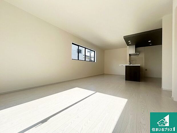 日当たり良好の明るいリビングで朝の目覚めもスッキリできそう!対面キッチンでご家族のコミュニケーションも自然と増える設計!小さなお子様が遊ぶスペースを作っても広々とくつろげるLDK!