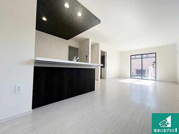 シンプルなリビングは、観葉植物等のインテリアを楽しめますね!パパ好みにも、ママ好みにも家具次第で雰囲気を変えることができます!