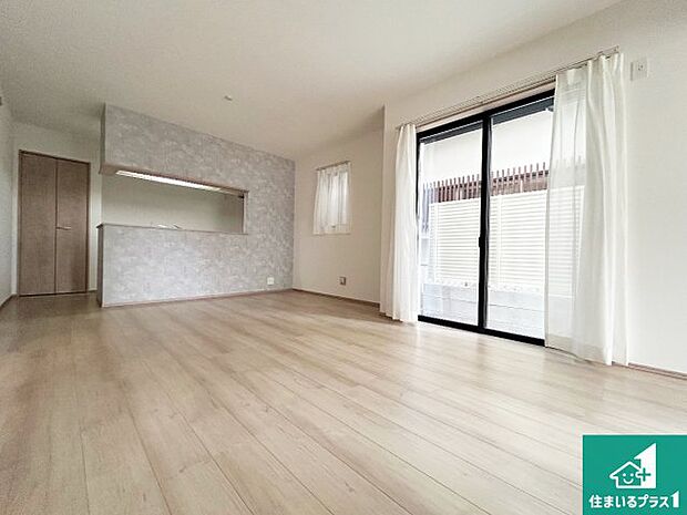 シンプルなリビングは、観葉植物等のインテリアを楽しめますね！パパ好みにも、ママ好みにも家具次第で雰囲気を変えることができます！