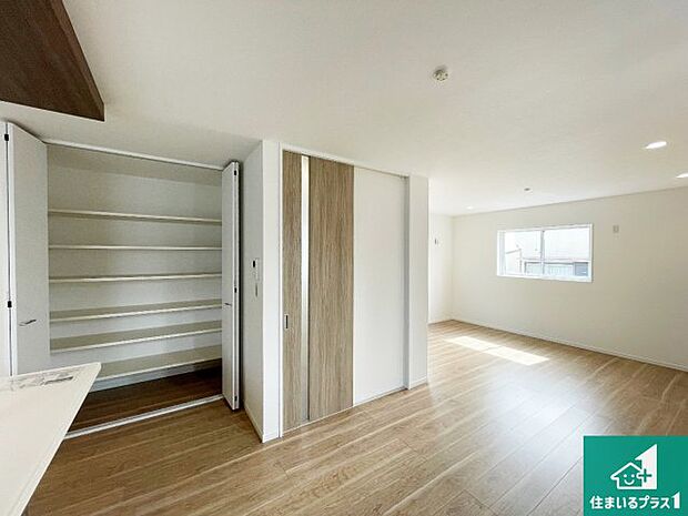 明るいリビングで朝の目覚めもスッキリできそう!対面キッチンでご家族のコミュニケーションも自然と増える設計!小さなお子様が遊ぶスペースを作っても広々とくつろげるLDK!