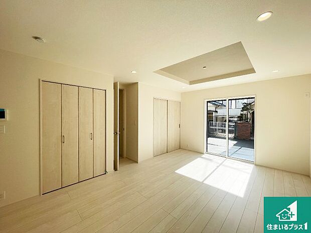 明るいリビングで朝の目覚めもスッキリできそう！対面キッチンでご家族のコミュニケーションも自然と増える設計！小さなお子様が遊ぶスペースを作っても広々とくつろげるLDK！