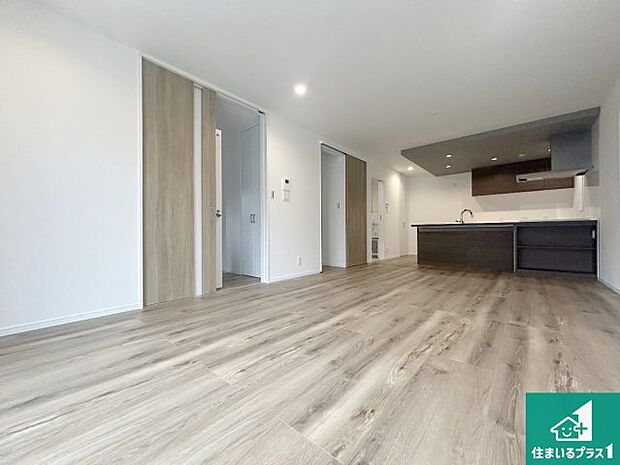 シンプルなリビングは、観葉植物等のインテリアを楽しめますね!パパ好みにも、ママ好みにも家具次第で雰囲気を変えることができます!