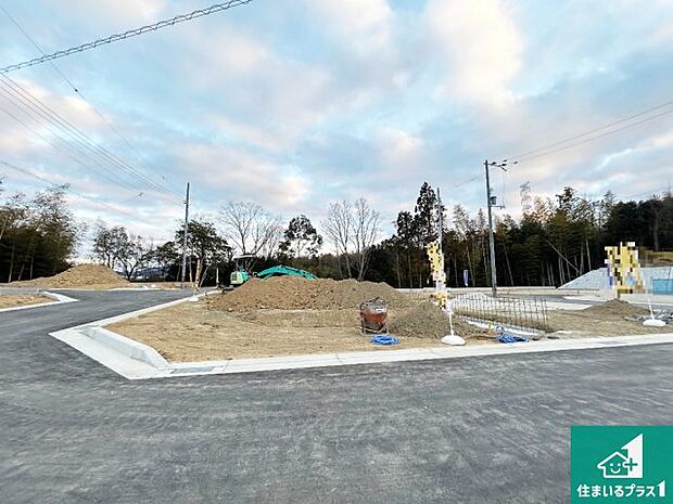 周辺は落ち着いた街並みの住宅地!子育てがしやすい住環境です!まだ未完成ですが、現地でしかわからない事もございます。是非一度ご覧ください。