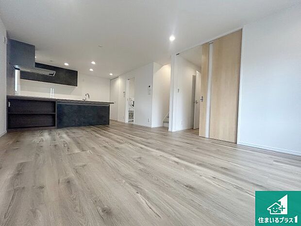 子供を見守りながらお料理が出来るため家族のコミュニケーションか増えます♪スペースが広く確保されている為お子様が大きくなったときは一緒に料理を楽しめます♪