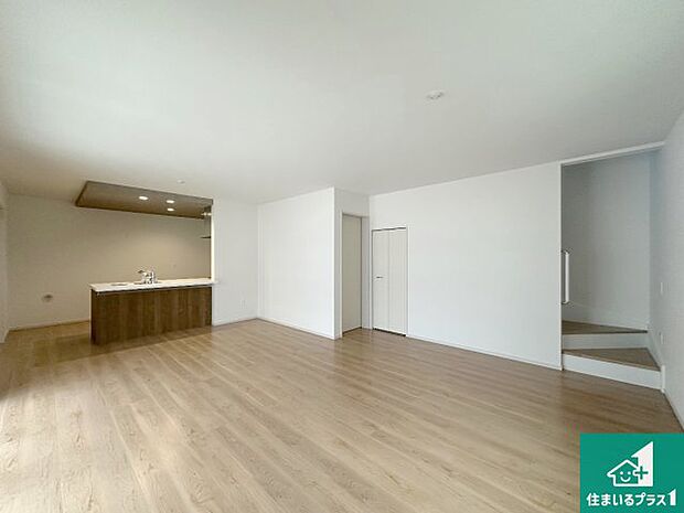 日当たり良好の明るいリビングで朝の目覚めもスッキリできそう!対面キッチンでご家族のコミュニケーションも自然と増える設計!小さなお子様が遊ぶスペースを作っても広々とくつろげるLDK!