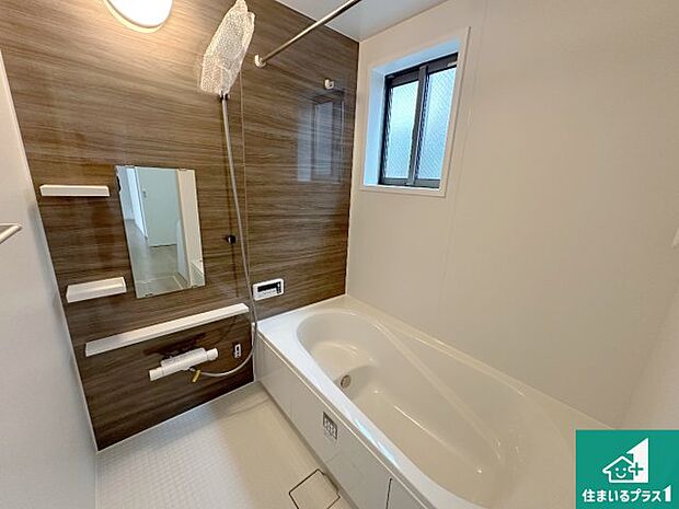 足をゆったり伸ばして寛げる浴槽です。窓が設けられていますので差し込む光が明るく穏やかな雰囲気にしてくれます♪浴室乾燥機も設置しているので、雨の日の洗濯物も安心です♪