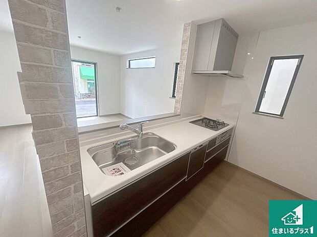 リビングと統一感があり、使い勝手のいいキッチン。広々としているので、二人並んで作業が出来ちゃいます。お子様と一緒に色々なお料理に挑戦できるスペースがあります。