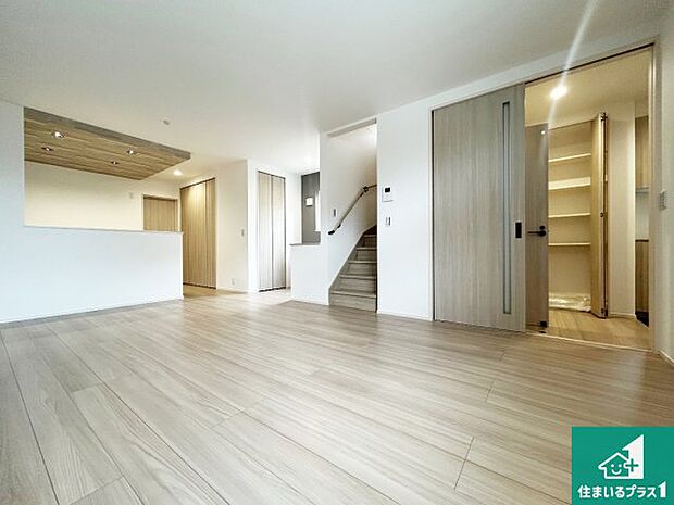 シンプルなリビングは、観葉植物等のインテリアを楽しめますね!パパ好みにも、ママ好みにも家具次第で雰囲気を変えることができます!