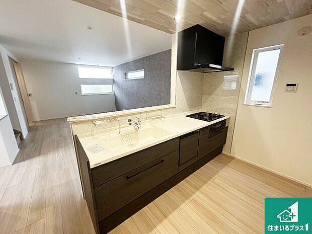 リビングと統一感があり、使い勝手のいいキッチン。広々としているので、二人並んで作業が出来ちゃいます。お子様と一緒に色々なお料理に挑戦できるスペースがあります。