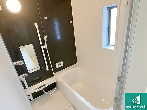 足をゆったり伸ばして寛げる浴槽です。窓が設けられていますので差し込む光が明るく穏やかな雰囲気にしてくれます♪浴室乾燥機も設置しているので、雨の日の洗濯物も安心です♪