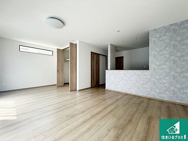 シンプルなリビングは、観葉植物等のインテリアを楽しめますね!パパ好みにも、ママ好みにも家具次第で雰囲気を変えることができます!