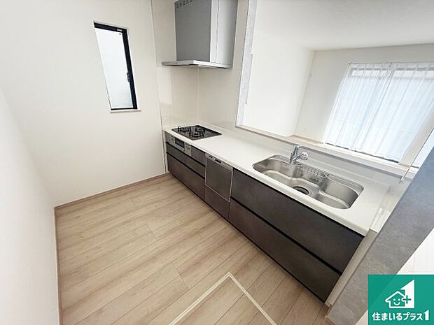 リビングと統一感があり、使い勝手のいいキッチン。広々としているので、二人並んで作業が出来ちゃいます。お子様と一緒に色々なお料理に挑戦できるスペースがあります。