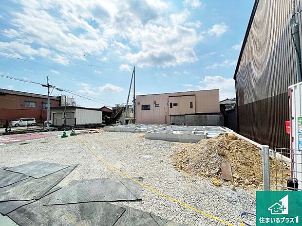 周辺は落ち着いた街並みの住宅地!子育てがしやすい住環境です!まだ未完成ですが、現地でしかわからない事もございます。是非一度ご覧ください。