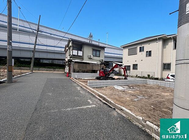 周辺は落ち着いた街並みの住宅地！子育てがしやすい住環境です！まだ未完成ですが、現地でしかわからない事もございます。是非一度ご覧ください。