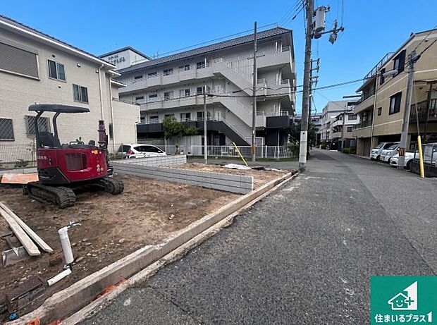 周辺は落ち着いた街並みの住宅地！子育てがしやすい住環境です！まだ未完成ですが、現地でしかわからない事もございます。是非一度ご覧ください。