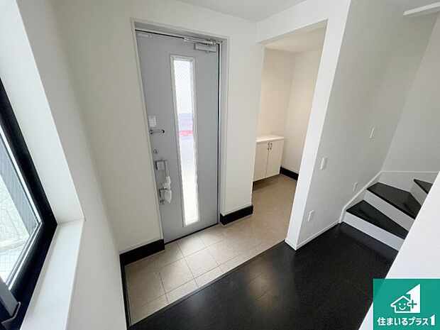 【玄関】シューズボックスにはたくさんの靴が収納できるので玄関周りはいつもスッキリ!ご家族が増えても安心!