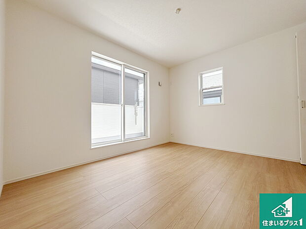 【洋室】シンプルな洋室は、自分好みのインテリアが楽しめます♪ご家族とインテリアや家具を選びに行くのは新築購入時の醍醐味の一つです。ぜひお楽しみください♪