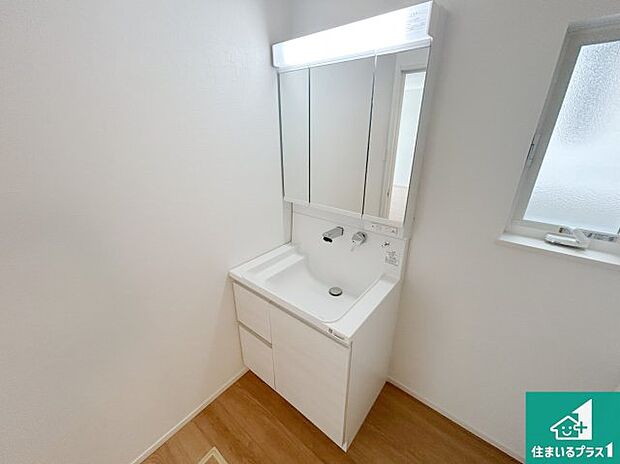 【独立洗面台】清潔感のある洗面台です。フラットな鏡は掃除がしやすく毎日清潔!鏡裏には収納があるのでスッキリとした洗面台が保てます。