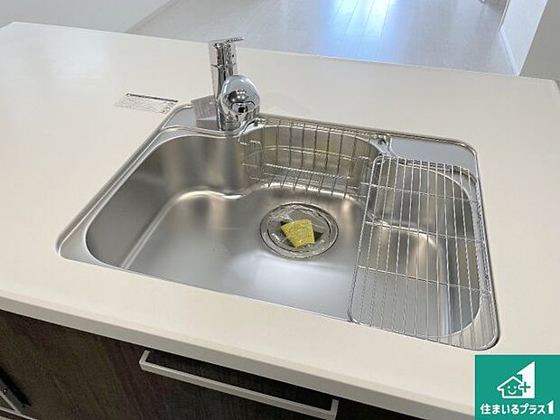【キッチンシンク】蛇口の先端に浄水器を内蔵しています！原水と浄水、お湯と冷水、シャワーの切替えがワンタッチなので用途によって使い分けられます。