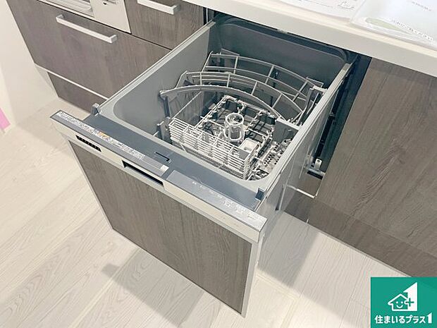 【食器洗浄乾燥機】食事後の一仕事、食器洗いをボタン一つでお任せできちゃいます！場所を取らないビルトイン式なので、お料理スペースもしっかり確保！