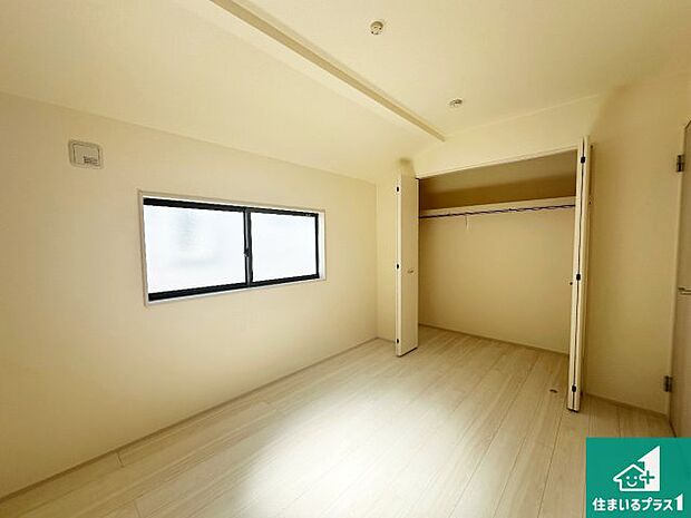 【洋室】シンプルな洋室は、自分好みのインテリアが楽しめます♪ご家族とインテリアや家具を選びに行くのは新築購入時の醍醐味の一つです。ぜひお楽しみください♪