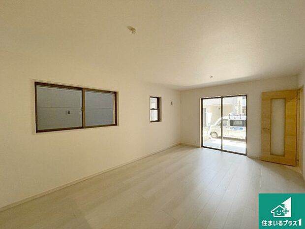 【居間・リビング】日当たり良好の明るいリビングで朝の目覚めもスッキリできそう!対面キッチンでご家族のコミュニケーションも自然と増える設計!小さなお子様が遊ぶスペースを作っても広々とくつろげるLDK!