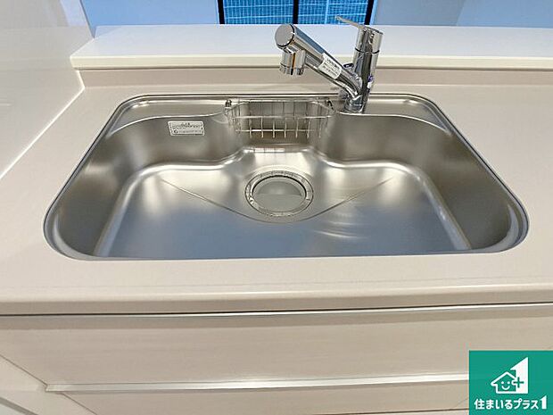 【キッチンシンク】蛇口の先端に浄水器を内蔵しています！原水と浄水、お湯と冷水、シャワーの切替えがワンタッチなので用途によって使い分けられます。