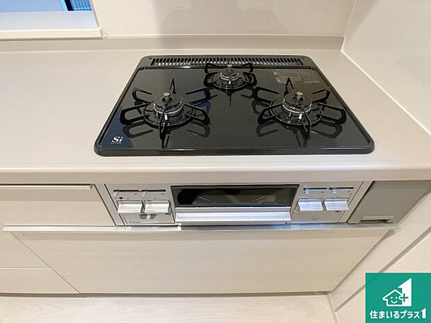 【コンロ】ダブル高火力Ｓｉセンサー付きコンロ！３口あるので、まとめて料理をする時も大活躍！