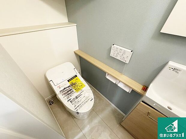 【トイレ】1・2階の2ヶ所にあるので、朝の忙しい時間の順番待ちもなく、深夜の利用にも大変便利です。