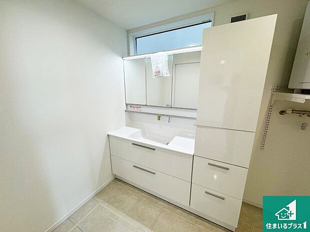 【独立洗面台】清潔感のある洗面台です。フラットな鏡は掃除がしやすく毎日清潔!ホースは引き出して使えるので洗顔やお掃除の際に便利です!