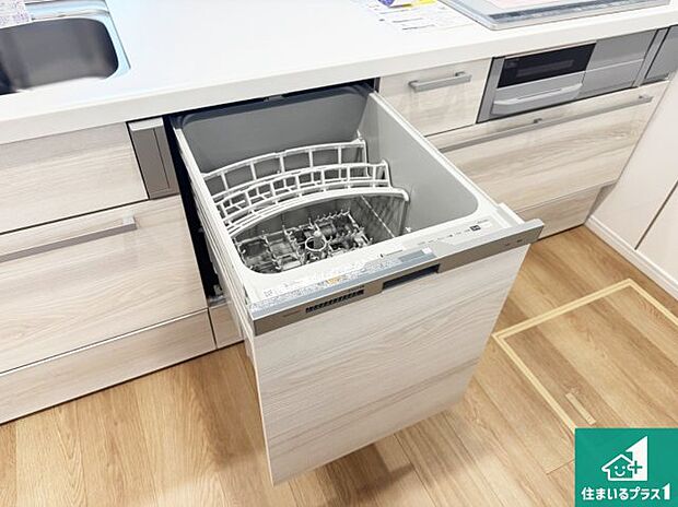 【食器洗浄乾燥機】食事後の一仕事、食器洗いをボタン一つでお任せできちゃいます!場所を取らないビルトイン式なので、お料理スペースもしっかり確保!