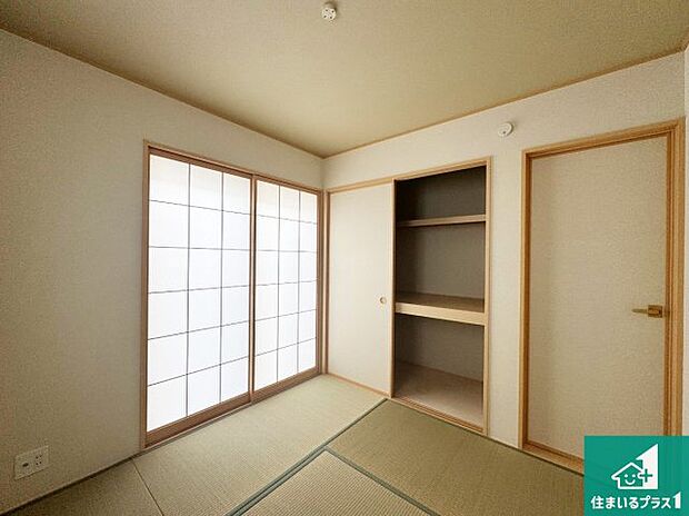 【和室】一室あると便利な和室は客間としてだけでなく、小さなお子様のプレイルームや食後のくつろぎスペースとしてもご利用いただけます。収納もついていますので大活躍間違いなし!
