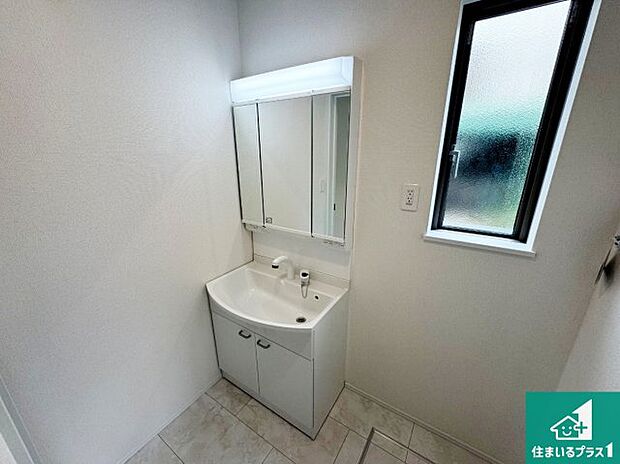 【独立洗面台】清潔感のある洗面台です。フラットな鏡は掃除がしやすく毎日清潔!鏡裏には収納があるのでスッキリとした洗面台が保てます。