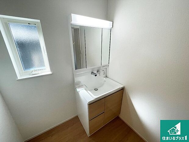 【独立洗面台】清潔感のある洗面台です。フラットな鏡は掃除がしやすく毎日清潔！鏡裏には収納があるのでスッキリとした洗面台が保てます。