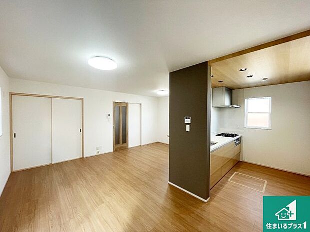 【居間・リビング】日当たり良好の明るいリビングで朝の目覚めもスッキリできそう！対面キッチンでご家族のコミュニケーションも自然と増える設計！小さなお子様が遊ぶスペースを作っても広々とくつろげるLDK！