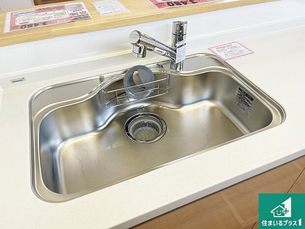 【キッチンシンク】蛇口の先端に浄水器を内蔵しています！原水と浄水、お湯と冷水、シャワーの切替えがワンタッチなので用途によって使い分けられます。