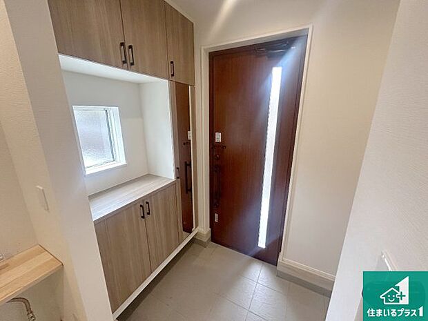 【玄関】シューズボックスにはたくさんの靴が収納できるので玄関周りはいつもスッキリ！ご家族が増えても安心！