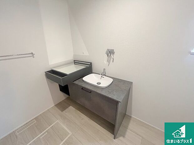 【独立洗面台】清潔感のある洗面台です。フラットな鏡は掃除がしやすく毎日清潔！鏡裏には収納があるのでスッキリとした洗面台が保てます。