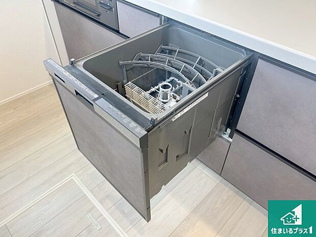 【食器洗い乾燥機】食事後の一仕事、食器洗いをボタン一つでお任せできちゃいます！場所を取らないビルトイン式なので、お料理スペースもしっかり確保！ 